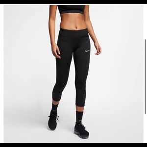 Nike dri- fit capri leggings 🖤